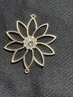 Flor de margarita de bronce envejecido de 20 mm con colgante central de circonitas cúbicas Foto 1 de 4