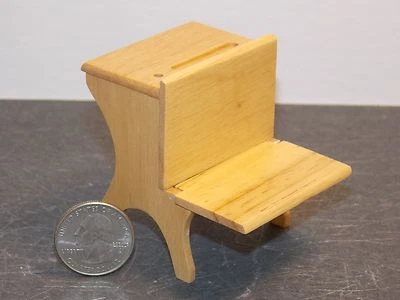 Escritorio escolar miniatura de roble para casa de muñecas escala 1:12 Dollys Gallery D207 Foto 1 de 2