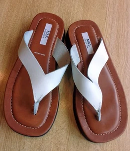 M & S SIZE 6 WHITE LEATHER TOEPOST SANDALS B186042525B315 - Picture 1 of 9