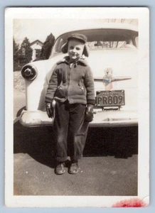 Placa de matrícula de Pennsylvania 1955 en coche chico posando fotografía instantánea de colección - Imagen 1 de 2