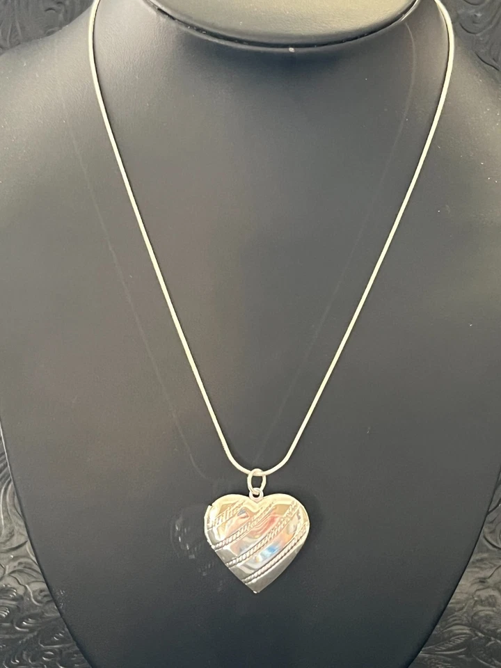 Beautiful 925 Silver Plated Heart Locket Pendant Keepsake on 18" Chain (style#5) - Изображение 1 из 4