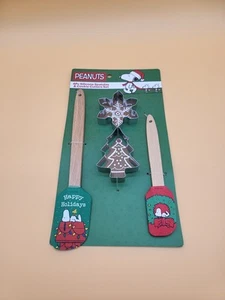Peanuts New 4 Pc Silicone Spatula & Cookie Cutter Set Snoopy Christmas - Picture 1 of 9
