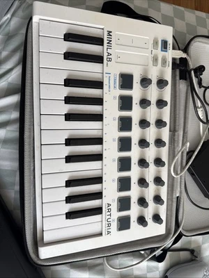 Arturia 230501 MiniLab MKII 25 Slim Keyboard Controller - Image 1 of 3