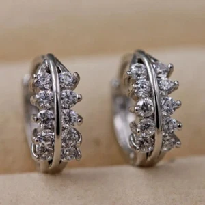 Bonitos Nuevos Pendientes de Aro Huggie Redondos Transparentes de Circonita Circonita Circonita Rellena de Oro Blanco de 18K - Imagen 1 de 5