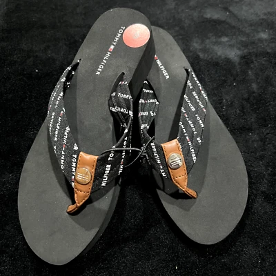 Chanclas Tommy Hilfiger con detalles de cuero blanco y negro con logotipo estampado para mujer talla 9” Foto 1 de 4