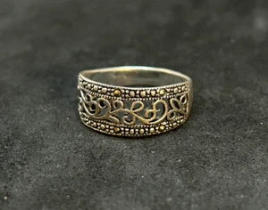 925 Sterling Marcasite Filigree Ring 9mm Sz 8.5 - 3g - Picture 1 of 4