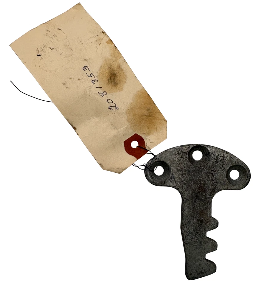 Nuevo golpeador de cerradura de puerta delantera de stock antiguo para 1960-62 Plymouth #2081353 Foto 1 de 1