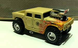 MUSCLE MACHINES MILITARY H1 HUMMER  1/64 SCALE -- TAN