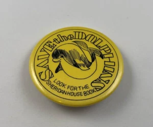 Vintage SAVE THE DELPHINS / SHERIDAN HOUSE BOOK pulsante, spilla - Foto 1 di 2