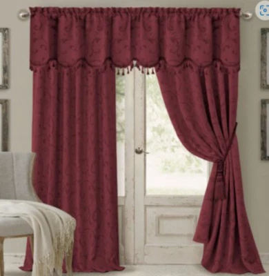 Жаккардовая затемняющая занавеска Elrene Rouge — 52 дюйма W X 95 дюймов L - Изображение 1 из 4