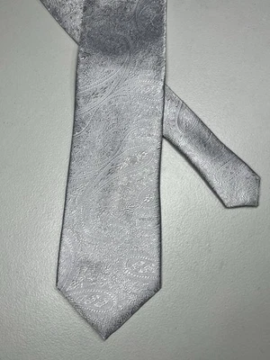 Corbata de seda con estampado de cachemira plateada Paul Frederick para hombre 3 1/4" x 61" Foto 1 de 4