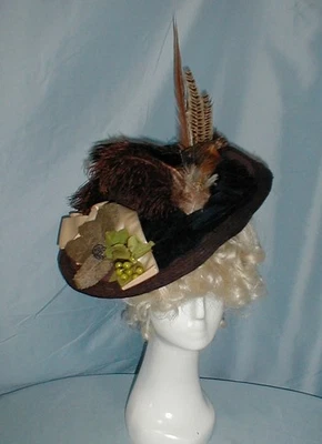Sombrero antiguo de ala ancha victoriano 1890 cinta de plumas de fieltro marrón y borde de hojas Foto 1 de 4