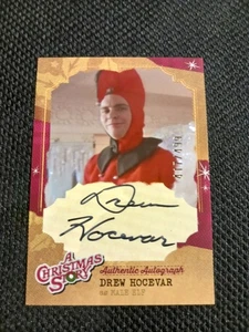 A Christmas Story Card Drew Hocevar Male Elf Autograph Auto 417/499 Cryptozoic - Foto 1 di 2