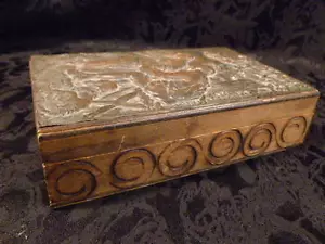 SCATOLA PORTASIGARETTE VINTAGE IN LEGNO RAME REPOUSSE DECORATA SCENA COLONIALE - Foto 1 di 10