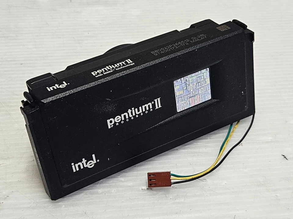 Intel Pentium II 266MHz Slot 1, SL28L, 512KB, FSB 66MHz, Original Heatsink & FAN - Image 1 of 3