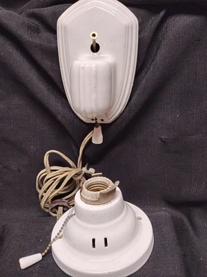 Par de accesorios de pared de techo de porcelana blanca vintage con cadena de tracción y enchufe Foto 1 de 4