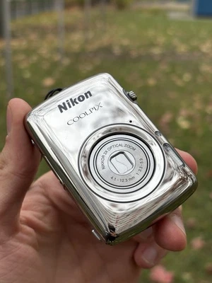 Nikon Coolpix S01 Mirror Silver 10.1MP Ultrakompakte Digitalkamera - Bild 1 von 4