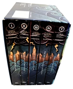 Percy Jackson & the Olympians Riordan Complete Paperback Books I-V Set No Poster - Foto 1 di 19