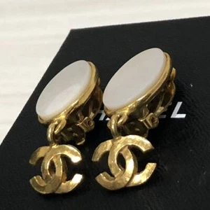 CHANEL Vintage Earrings 95A Oval White Shell Gold Plated CC Logo Dangle Clip-on - Picture 1 of 10