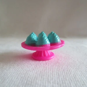 NUEVO Muñecas Barbie y Chelsea Helado Café Heladería Pastelería Pastelería Plato Cupcake - Imagen 1 de 1