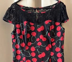 Hübsches Kleid mit Kirschen von Hearts & Roses - Bild 1 von 4