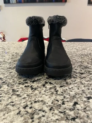 Khombu 女式 Addison 黑色短靴 8 码 — 第 1/4 张图片