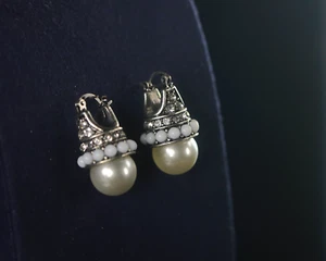 Boucles d'oreilles Dormeuse Argenté Fausse Mini Perle Blanche Mariage ET9 - Imagen 1 de 9