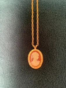 Vintage Cameo Gold Tone Ivory Pendant Necklace Peach Red Background Unique EUC - Picture 1 of 12