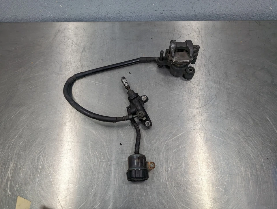 03-04 Yamaha YZF R6 06-09 R6S OEM Soporte de pinza de cilindro maestro de freno trasero Foto 1 de 4