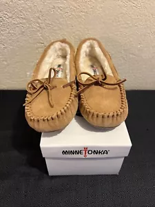 Minnetonka Mokassin Damen klassisches Hirschleder Größe 6M braun Futter Kunstfell NEU - Bild 1 von 7