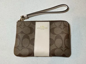 Muñequera con cremallera COACH marrón/beige. 6,25” x4,25”. Orig. $78. NUEVO. - Imagen 1 de 11