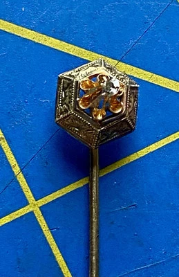 Antiguo prendedor victoriano de oro amarillo de 10 k con diamantes de luto Foto 1 de 4