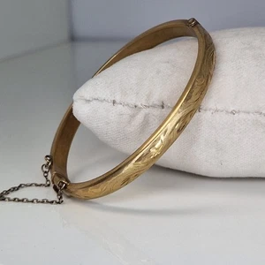 Rolled Gold Bangle Bracelet Etched Scrolling Foliate Hinged Vintage Safety Chain - Picture 1 of 14