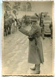 GERMAN WWII ARCHIVE PHOTO: WEHRMACHT SOLDIER - TRAFFIC CONTROLLER ON A MOTORWAY - Picture 1 of 6