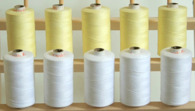 LARGE WHITE & CREAM 3PLY 1000M QUILTING SEWING THREAD - Image 1 of 1