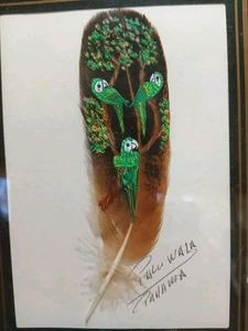 Folkart bemalter Vogel auf Feder grüne Papageien Künstler signiert gerahmt 7,5 "X 5,5" - Bild 1 von 9