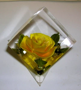 Paperweight Figurine Sealed Yellow Rose in Acrylic Cube Triangle Base ~ Bircraft - Picture 1 of 4