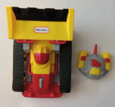 Coche de carreras / Bulldozer 2 en 1 Transformador RC Juguete con control remoto, por Little Tikes Works Foto 1 de 4