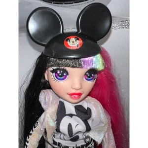 Rainbow High Jett Dawson Muñeca Mickey Fan Ropa Orejas de Ratón Sombrero Rosa Negro Pelo - Imagen 1 de 4