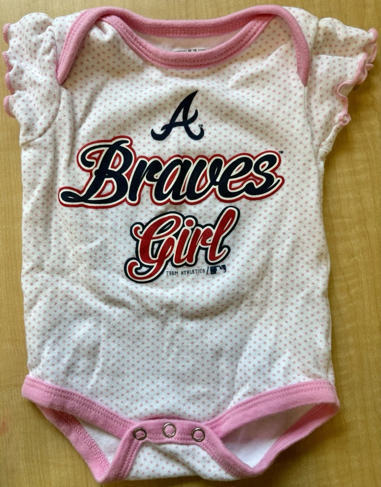 MLB Mercancía Genuina 0-3 Meses Atlanta Braves “Braves Girl” Body  Foto 1 de 3