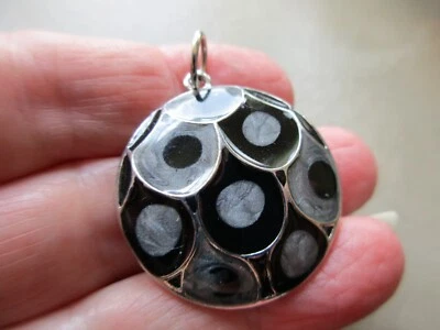 COLLAR COLGANTE VINTAGE GRANDE TONO PLATA ESMALTE NEGRO Y GRIS CÍRCULO LLAVERO ENCANTO Foto 1 de 2