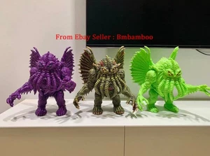 Set modellino figure Sofubi 3 pezzi 52 TOYS & James Groman Cthulhu verde + viola + dipinto - Foto 1 di 13