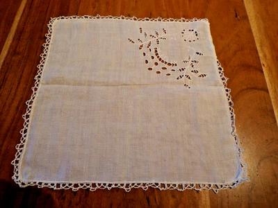 Linge ancien 1 Napperon en lin  blanc avec broderies et dentelle - Photo 1/3