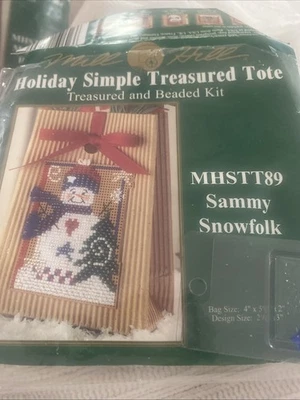 Mill Hill Holiday Simple Bolso de Mano atesorado Kit con Cuentas MHSTT89 Sammy Snowfolk Foto 1 de 2