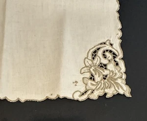 VINTAGE MADEIRA CUTWORK HAND EMBROIDERY 4 Napkins Iris Ecru Fine 17” X 16” - Picture 1 of 4