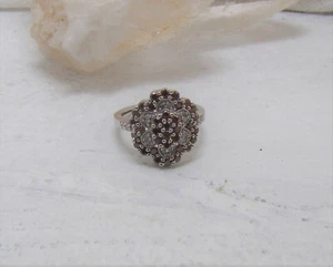Anillo de oro blanco de 10 quilates con diseño de flores de diamantes rojos y blancos 6,5 6,75 - Imagen 1 de 7