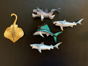 Lote de 5 Chap Mei 4 a 6" Criaturas Marinas Pez Espada Tiburones Manta Ray Pescador Peces - Imagen 1 de 2
