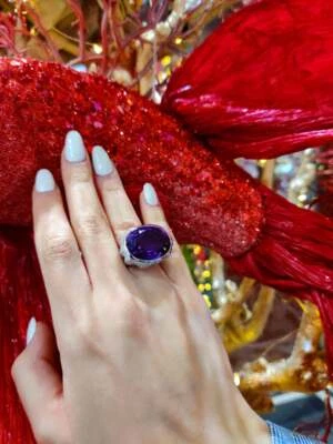 Lujoso anillo único de amatista púrpura rica de 26,85 quilates con zafiro rosa y blanco Foto 1 de 4