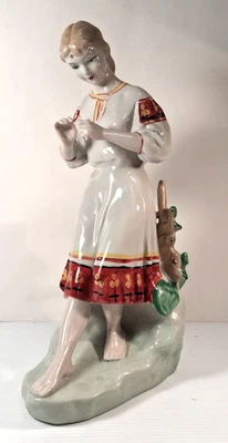 洋甘菊女孩占卜乌克兰瓷民间雕像 1970 年代 11.5 x 6 — 第 1/4 张图片
