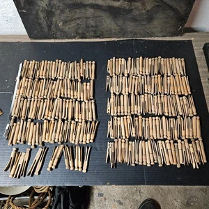 Lote mixto de 225 prendedores de madera vintage para ropa de granja lavandería decoración de campo artesanías - Imagen 1 de 3